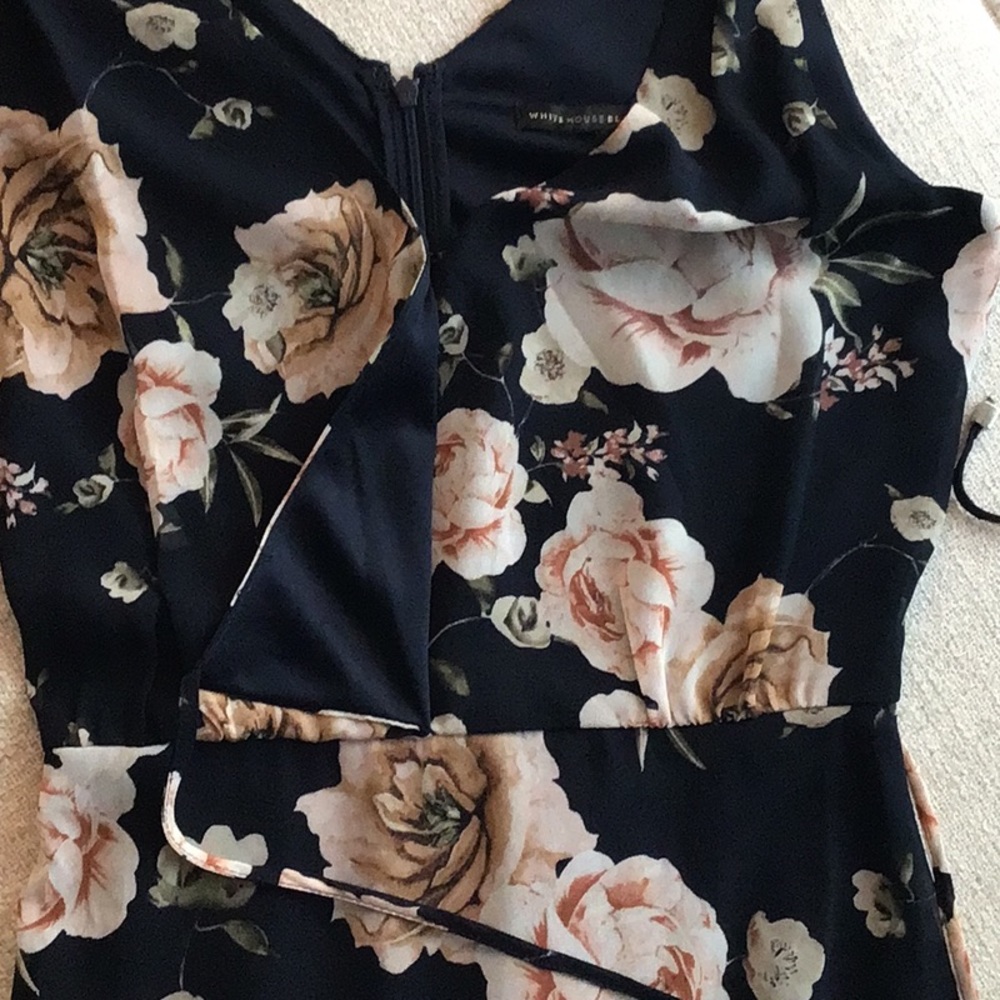 White House Black Market Dress Size 0. Dark Blue/Floral. Beautiful fit.